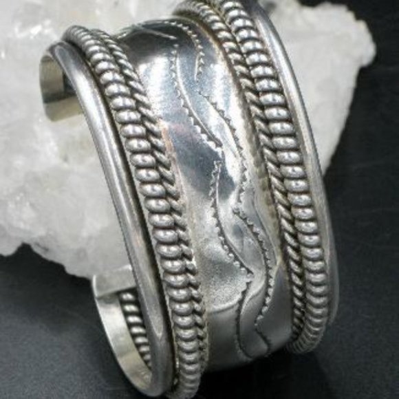 Signed TAHE Native American Large Sterling Silver Cuff Bracelet - Picture 3 of 4